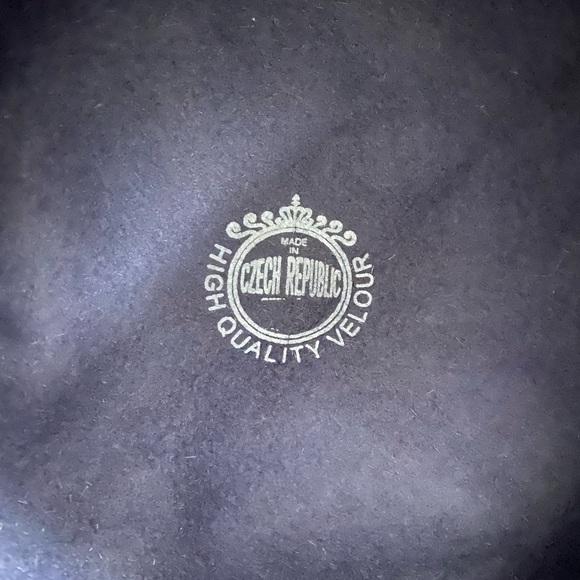 velvet hat - Picture 3 of 3